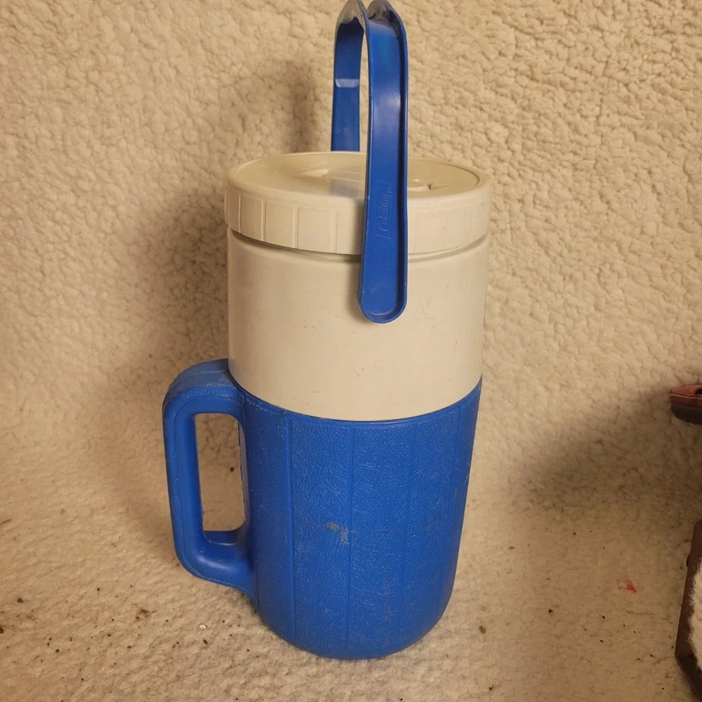 Coleman PolyLite Water Jug 1/2 Gallon Blue Good Vintage Retro Cooler Spout